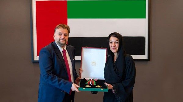 رئيس الدولة يمنح سفير بولندا وسام الاستقلال من الدرجة الأولى