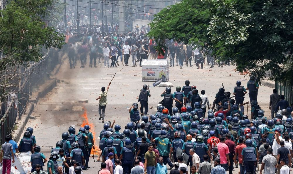إصابة 300 شرطي بجروح في المواجهات مع المحتجين في بنغلادش