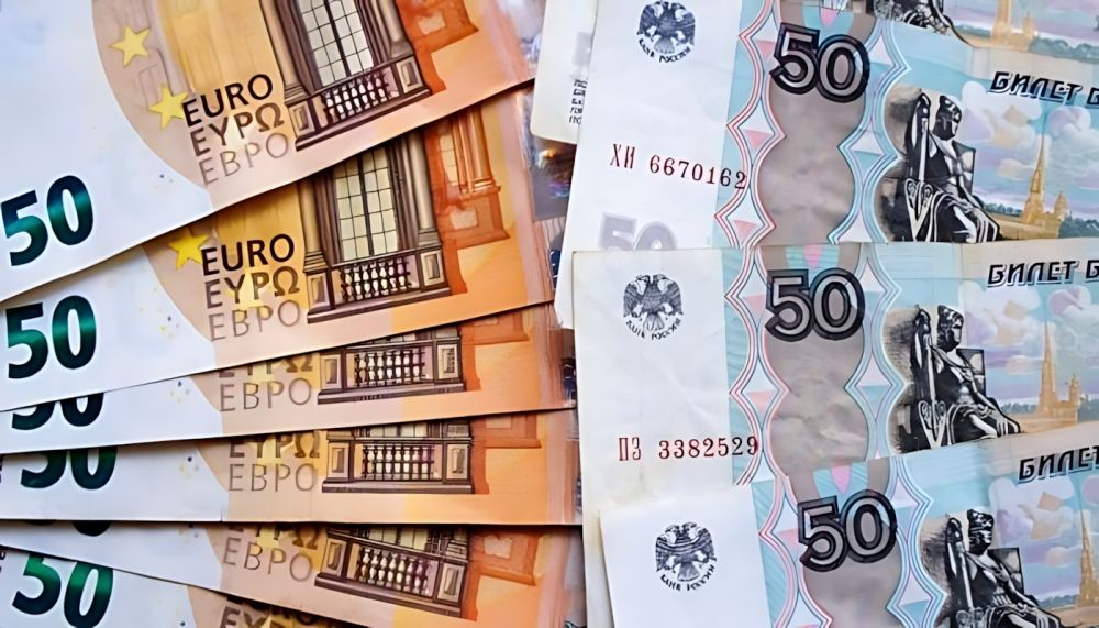 "المركزي الروسي" يرفع سعر الدولار واليوان ويخفض اليورو أمام الروبل