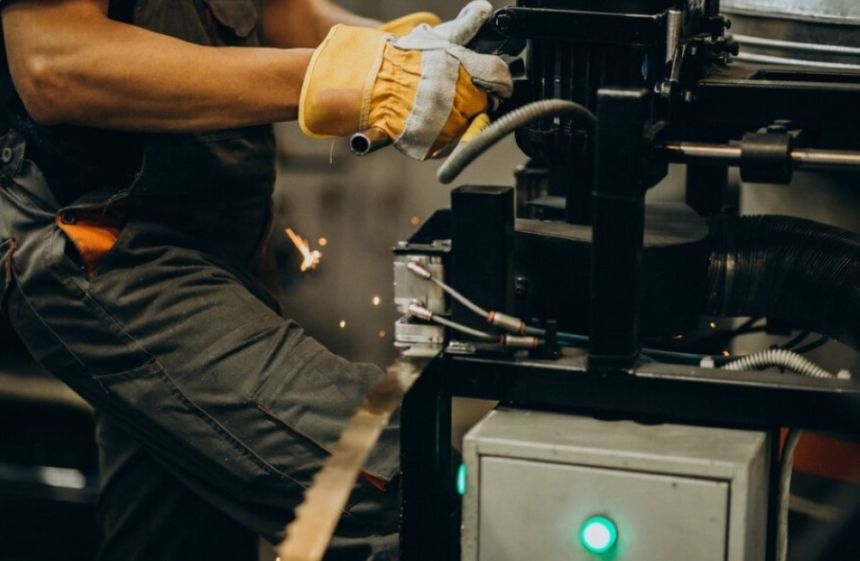 منع التدخين والدفع الإلكتروني.. 15 شرطًا وتصنيفان لـ "الورش المهنية"