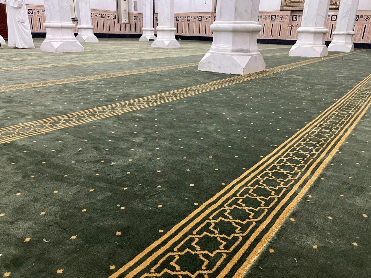 مسجد السيدة نفيسة (رضى الله عنها) بحلة جديدة بعد تجديد فرشه.. صور
