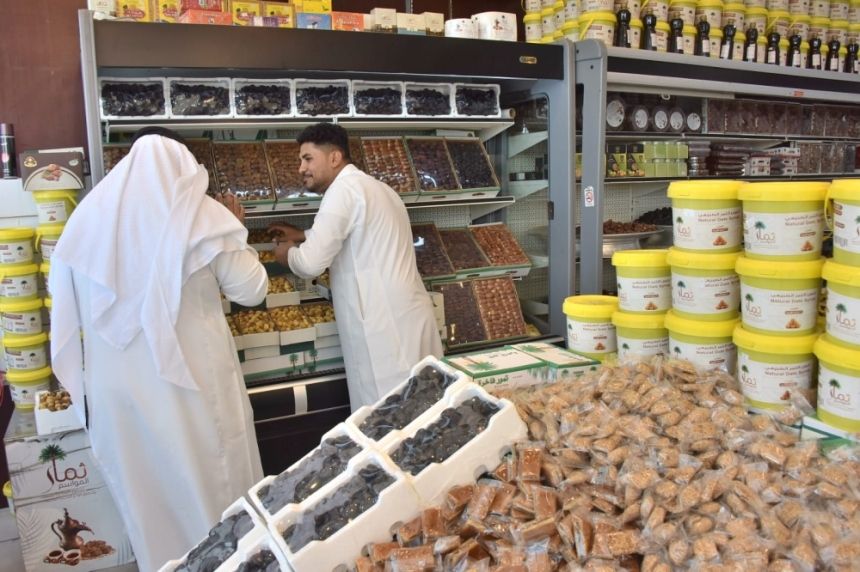 "جائلة الرطب".. تراخيص غائبة وبضائع مهددة بالفساد