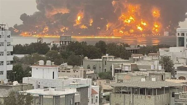غارات جوية عنيفة تستهدف ميناء الحديدة باليمن