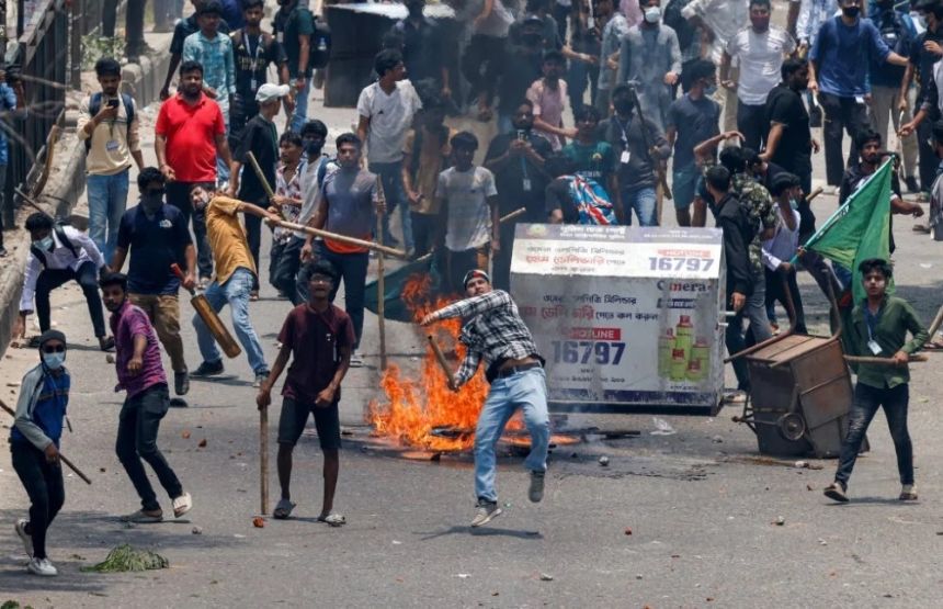 إصابة 300 شرطي بجروح في المواجهات مع المحتجين في بنغلادش