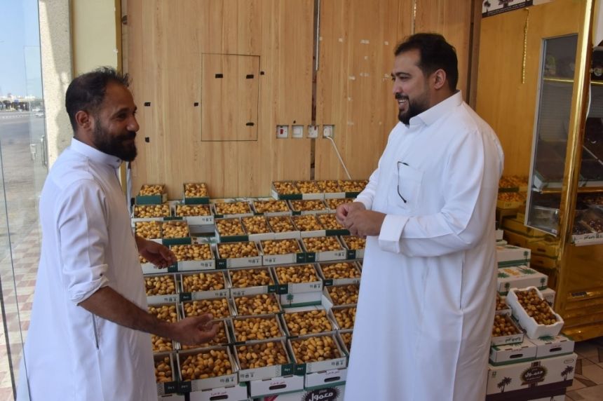 "جائلة الرطب".. تراخيص غائبة وبضائع مهددة بالفساد