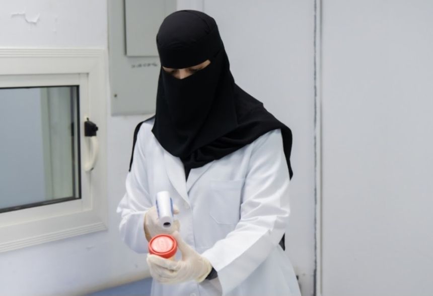 للتأكد من ملائمتها للمواصفات القياسية.. مياه العروس تحت مجهر مختبرات أمانة جدة 