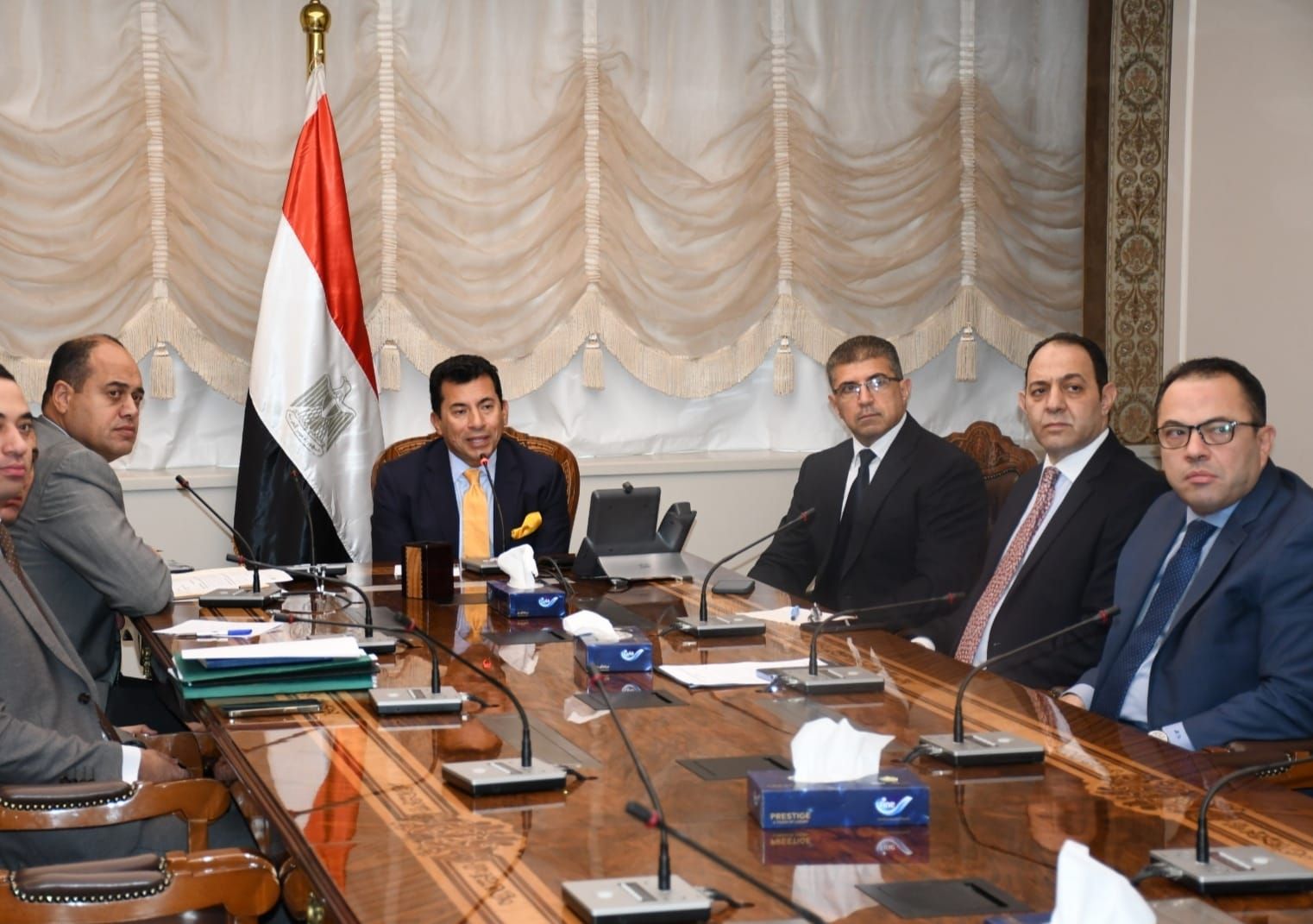 وزير الرياضة يشدد على مراجعة ضوابط استخدام حمامات السباحة