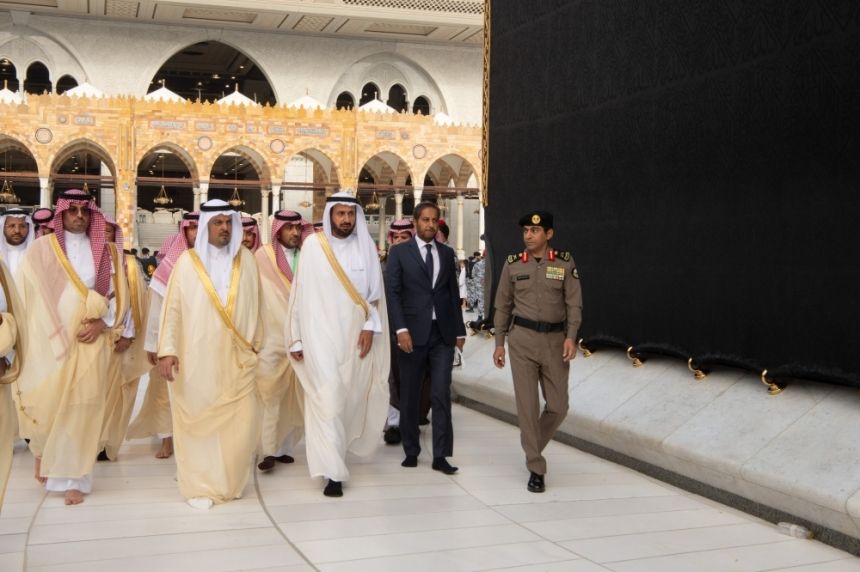 نيابة عن خادم الحرمين.. نائب أمير مكة يتشرف بغسل الكعبة المشرفة