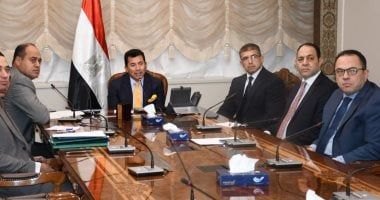 وزير الرياضة يشدد على مراجعة ضوابط استخدام حمامات السباحة