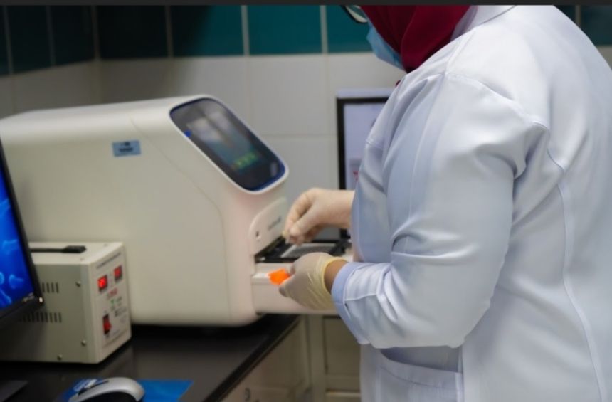 للتأكد من ملائمتها للمواصفات القياسية.. مياه العروس تحت مجهر مختبرات أمانة جدة 