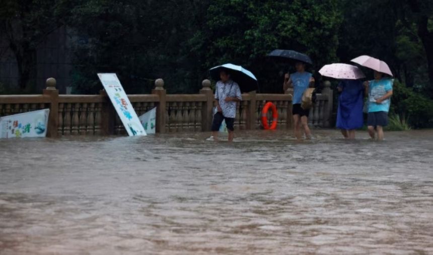 موجة طقس سيئ تضرب الصين بأمطار غزيرة وموجات حارة