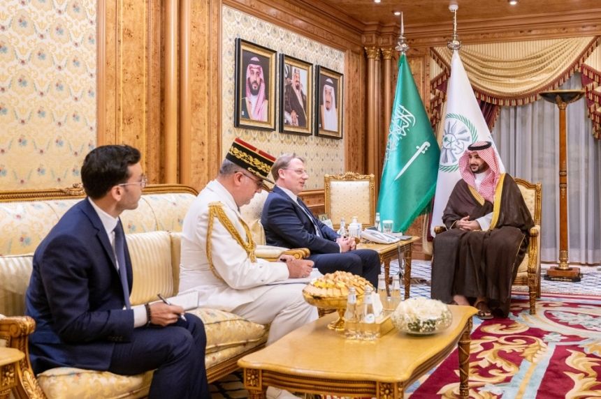 وزير الدفاع يستعرض العلاقات الثنائية مع السفير الفرنسي لدى المملكة