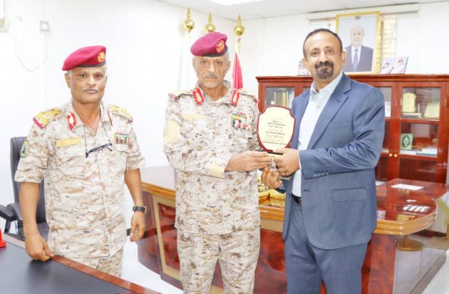 رئاسة هيئة الأركان العامة تمنح وكيل شئون الشهداء والجرحى درع تكريمي