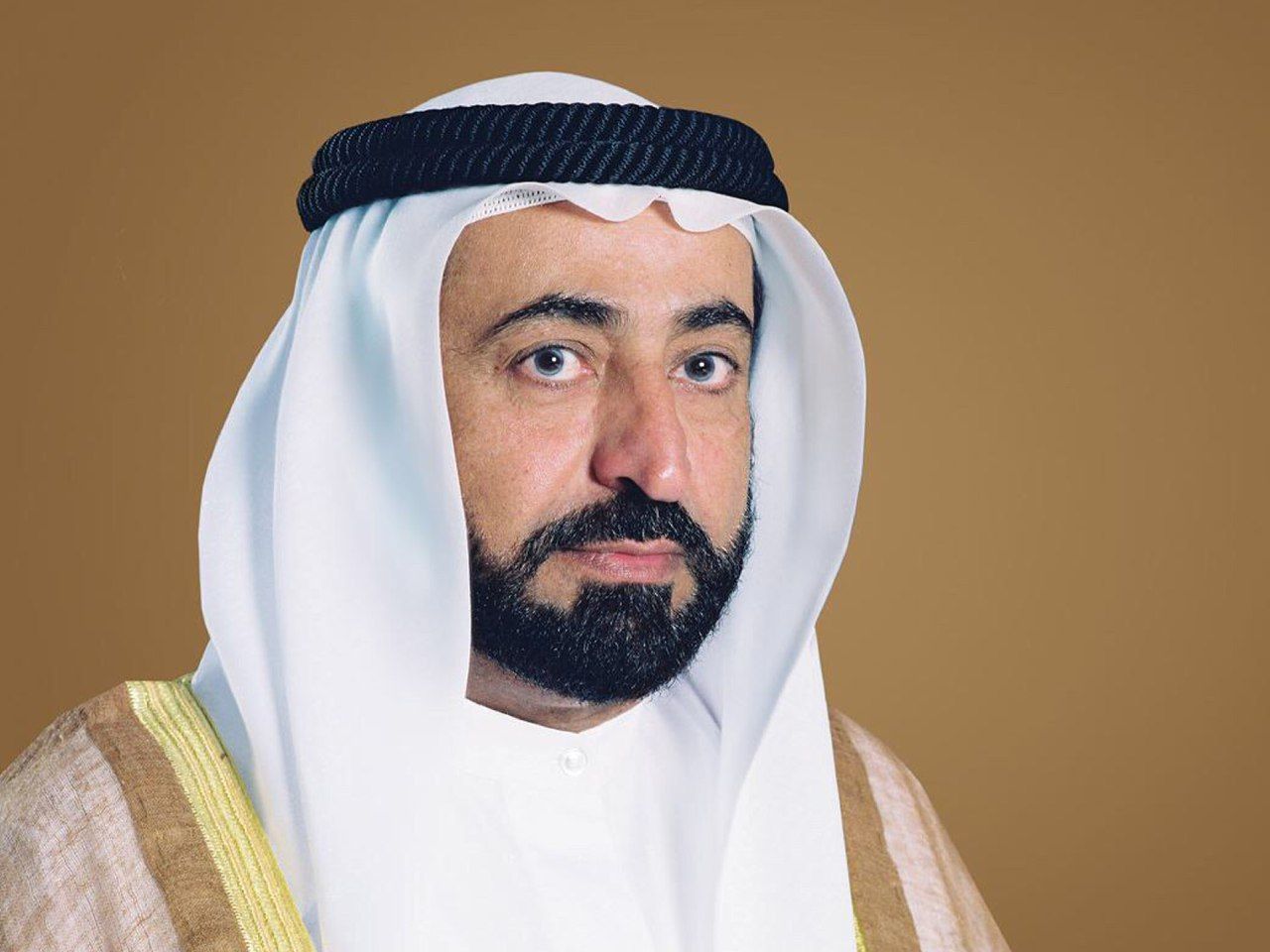 الامارات | حاكم الشارقة يوجه دائرة الموارد البشرية في الشارقة بمعاملة الموظفين في حكومة الشارقة من أبناء المواطنات بالإمارة مثل المواطنين