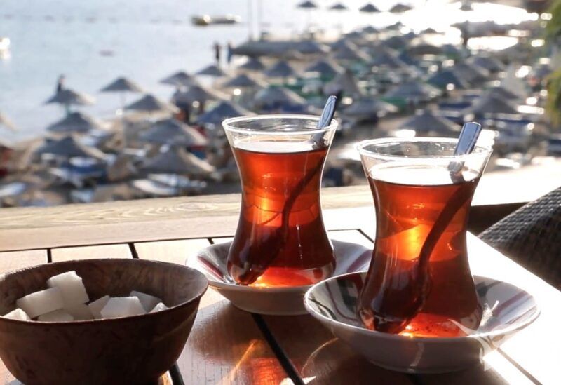 الشاي والقهوة يسببان الجفاف في الصيف