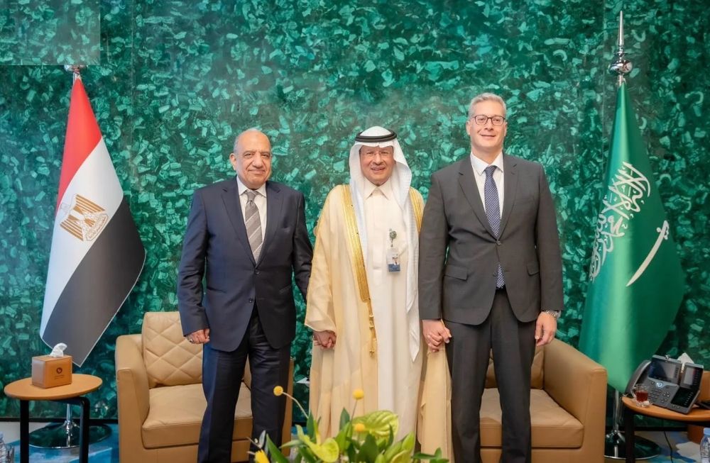 وزير الطاقة يبحث أوجه التعاون في عدة مجالات مع مسؤولين مصريين