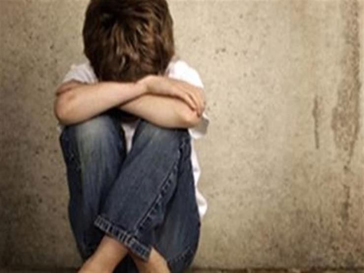 حرقهما بأعقاب السجائر.. التحقيق مع أب بتهمة تعذيب طفليه بالسلام