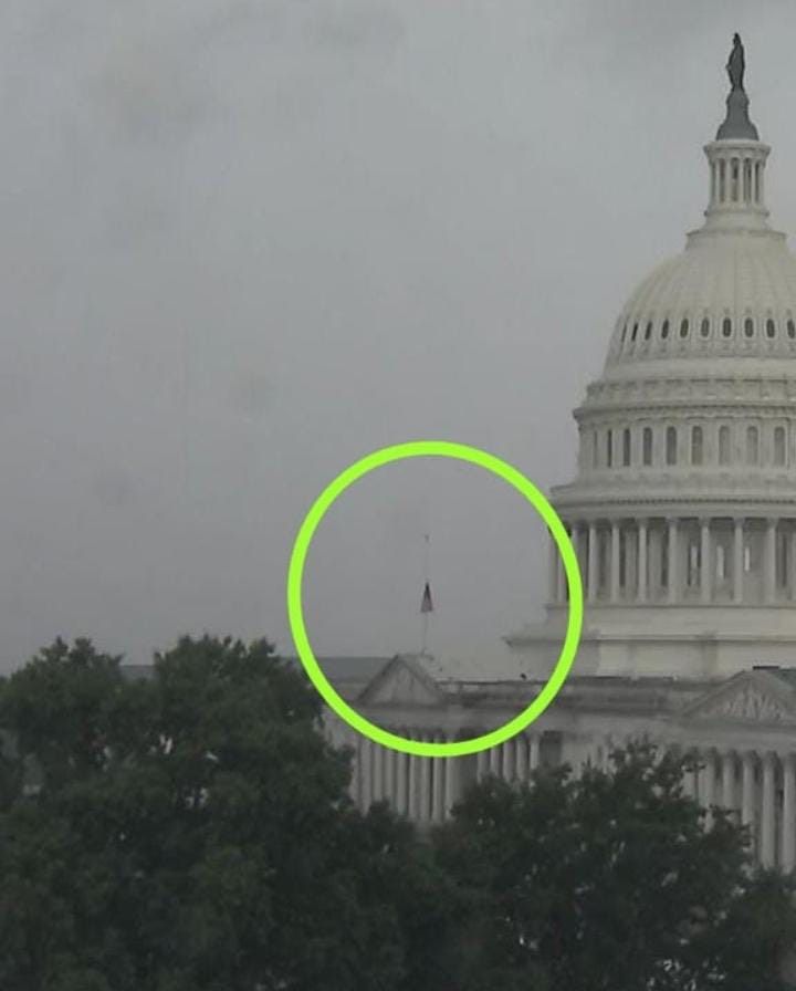 تنكيس العلم الأمريكي فوق الكونجرس يثير التكهنات حول حالة بايدن