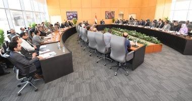 وزير الإسكان يصدر حزمة من التكليفات خلال لقائه بمسئولى "المجتمعات العمرانية"