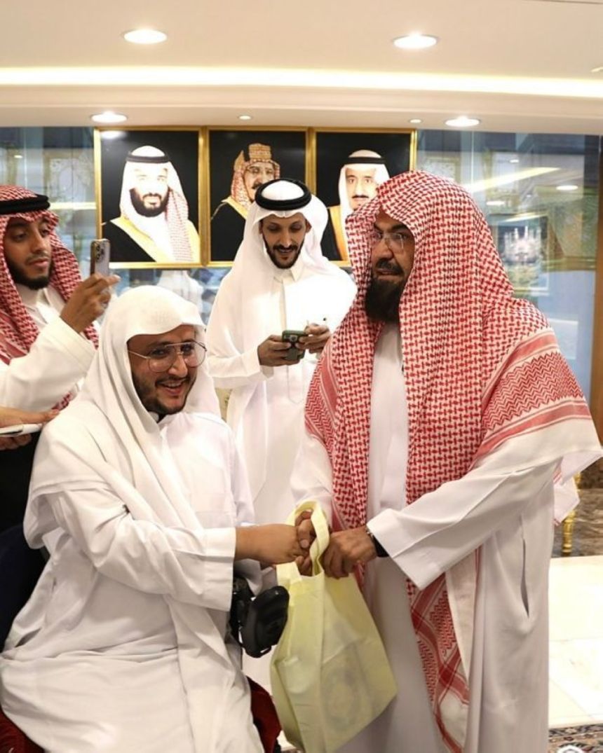 بالصور.. "السديس" يحث طلاب العلم على الوسطية والاعتدال