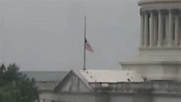 تنكيس العلم الأمريكي فوق الكونجرس يثير التكهنات حول حالة بايدن