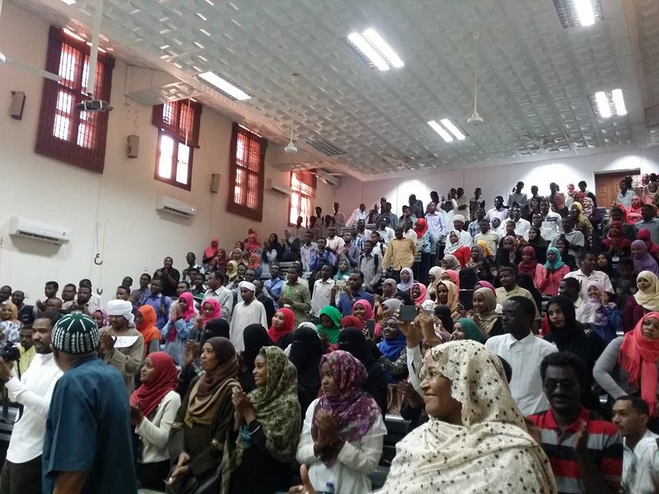 شاهد بالفيديو.. بعد توقف دام لأكثر من 14 شهر.. إحدى الجامعات السودانية المعروفة تعلن إستئناف الدراسة بمقرها بمدينة أم درمان وسط حضور كبير من الطلاب والطالبات