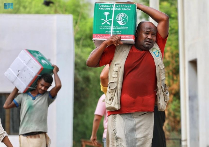 مركز الملك سلمان يوزع سلال غذائية وحقائب إيوائية في 3 دول