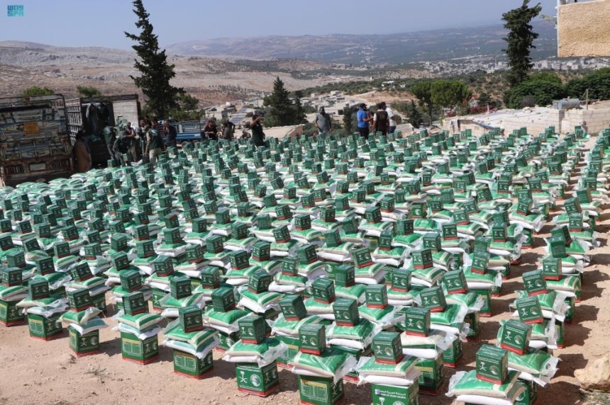 مركز الملك سلمان يوزع سلال غذائية وحقائب إيوائية في 3 دول