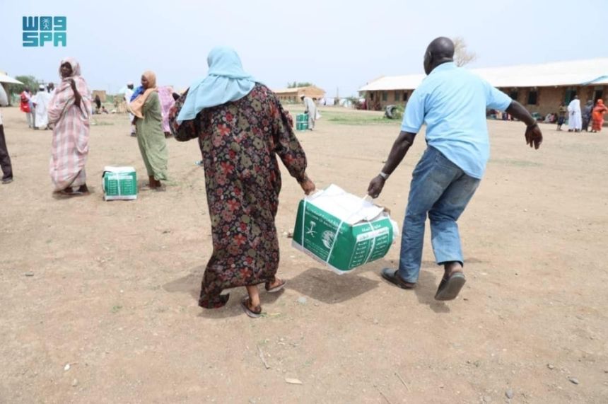 مركز الملك سلمان يوزع سلال غذائية وحقائب إيوائية في 3 دول