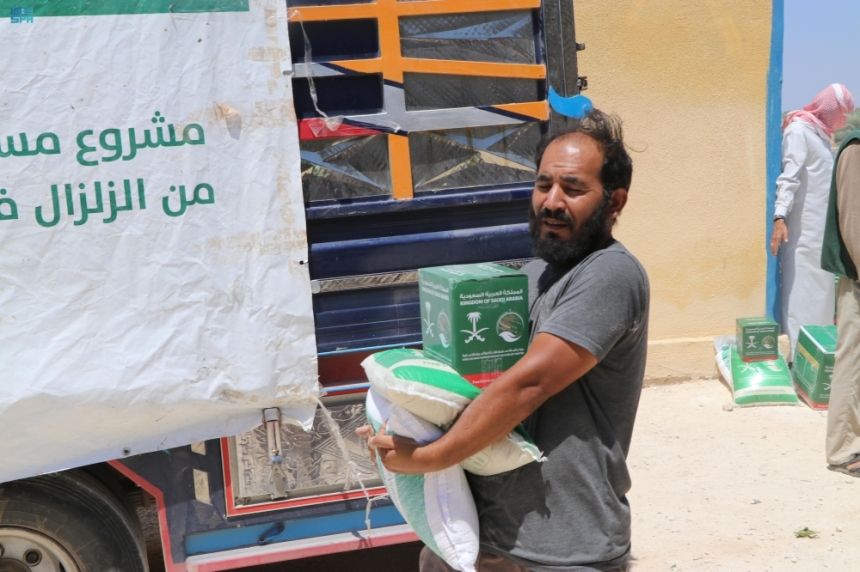 مركز الملك سلمان يوزع سلال غذائية وحقائب إيوائية في 3 دول