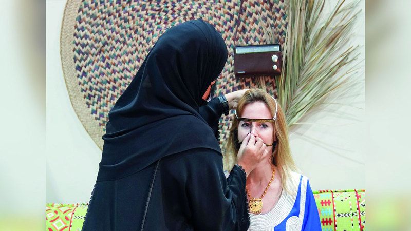 الامارات | أنامل الإماراتية توثق اللحظات السعيدة.. وتنسج «أجمل مخرفة»