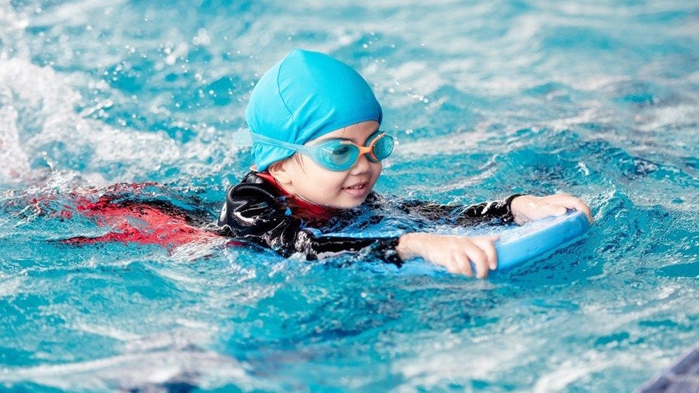 شرطة أبوظبي تعزز وعي الجمهور بتدابير السلامة لقضاء صيف آمن