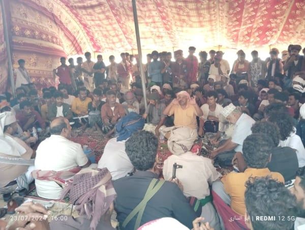 بعد انتهاء المُهلة.. قبائل الحموم بحضرموت تحتشد رفضًا لإنشاء معسكر رأس باغشوة بـ"الديس" 