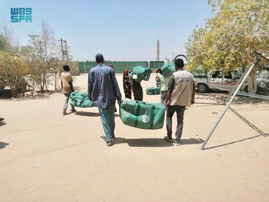 مركز الملك سلمان يوزع سلال غذائية وحقائب إيوائية في 3 دول