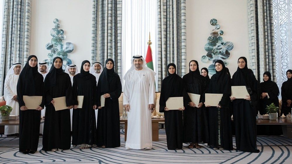 حمدان بن زايد يستقبل أوائل الطلبة المتفوقين في الصف الثاني عشر على مستوى منطقة الظفرة