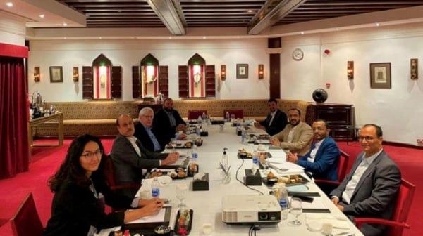 بما فيها المرتبات.. - قيادي حوثي يتحدث عن اتفاق مع الحكومة لتشكيل لجنة لمناقشة المواضيع الاقتصادية