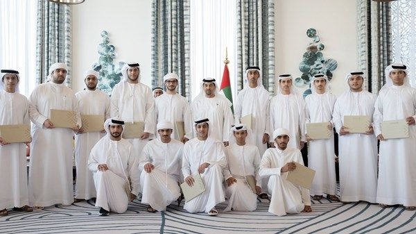 حمدان بن زايد يستقبل أوائل الطلبة المتفوقين في الصف الثاني عشر على مستوى منطقة الظفرة