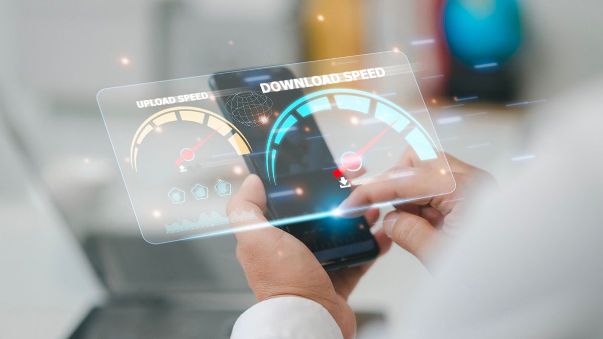 الخليج اليوم .. الإمارات الثانية عالمياً في سرعة الإنترنت الثابت والمتحرك