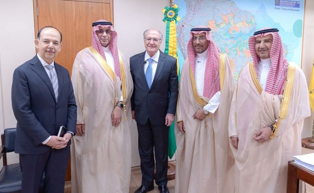 وزير الصناعة يناقش سبل تعزيز العلاقات الثنائية مع نائب الرئيس البرازيلي