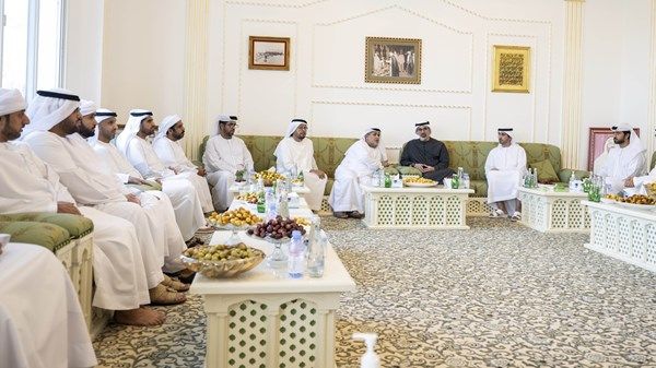 خالد بن محمد بن زايد يقدم واجب العزاء في وفاة شمه أحمد عيسى الهاملي