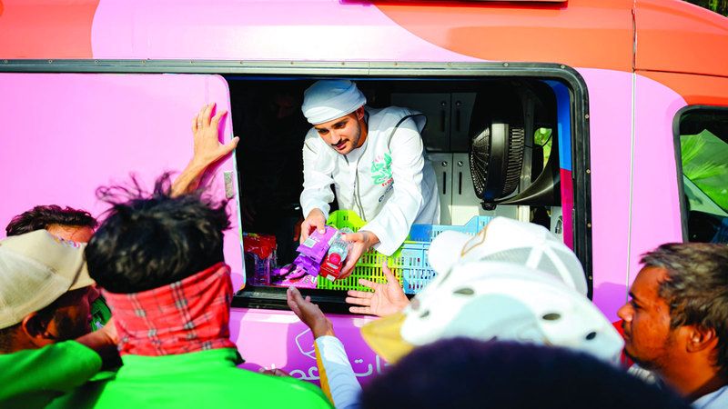 الامارات | «ثلاجة الفريج» توزّع 500 ألف عبوة مياه وعصائر ومثلجات على العمال بدبي