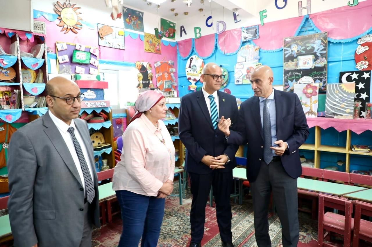 وزير التعليم يوجه بعمل صيانة للمقاعد بإحدى مدارس محافظة القليوبية.. صور