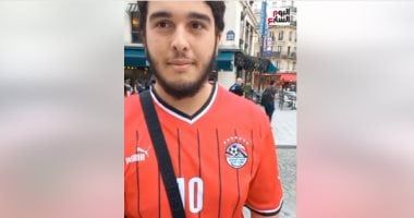 شاب جزائري يرتدي تى شيرت منتخب مصر فى شوارع باريس ويحب محمد صلاح.. فيديو