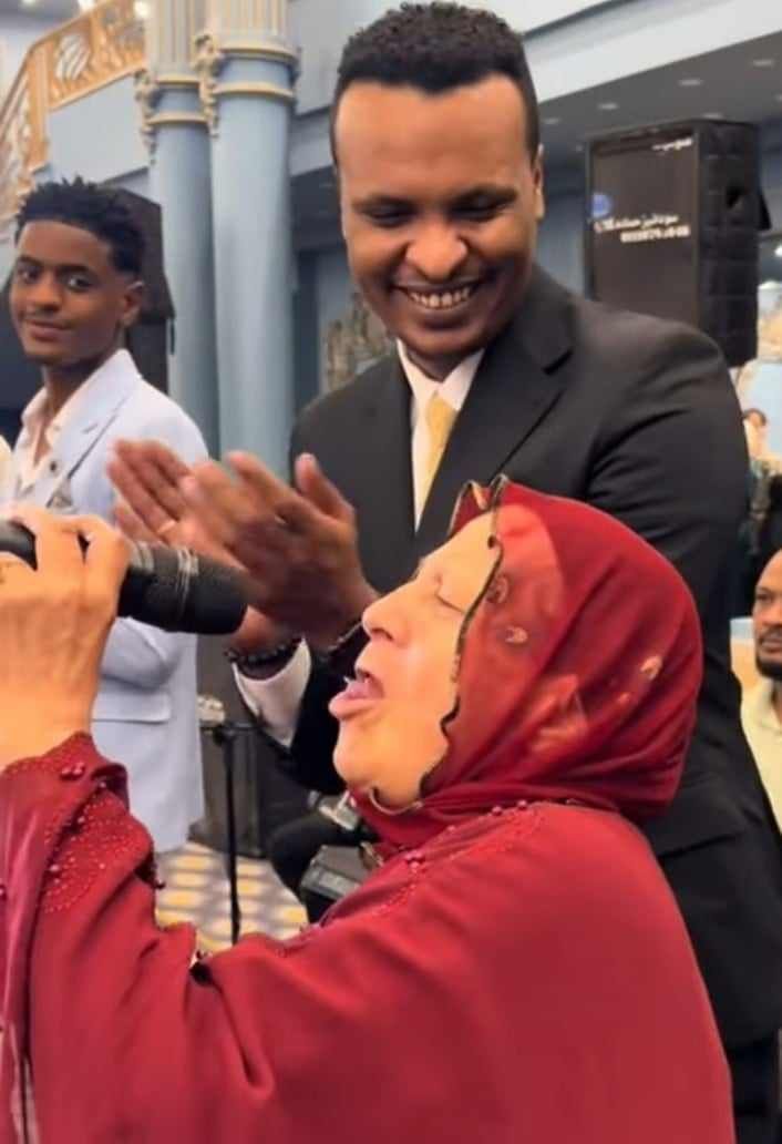 شاهد بالصورة والفيديو.. سيدة مصرية تخطف “المايك” من الفنان مهاب عثمان وتطلق “زغرودة” مع وصلة رقص جميلة خلال حفل زواج سوداني بالقاهرة
