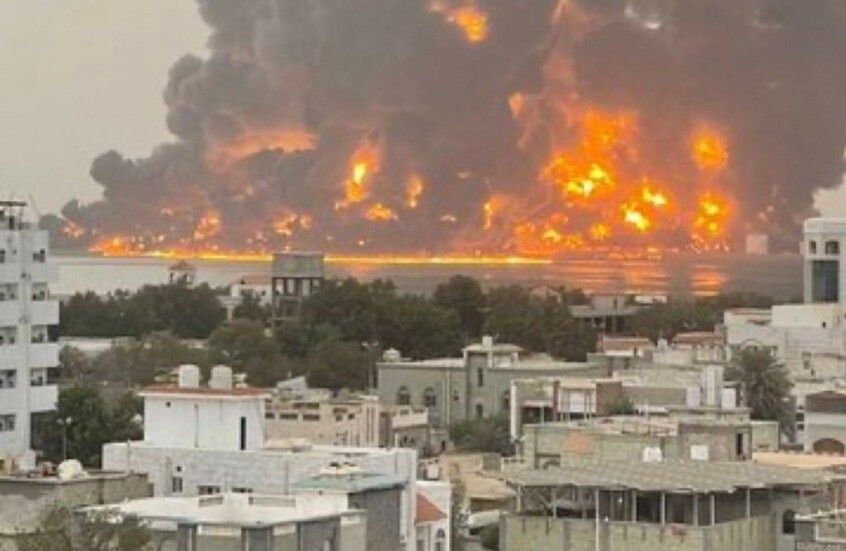 الخليج اليوم .. بحارة عالقون في الحديدة ‎اليمنية بسبب الغارات الإسرائيلية