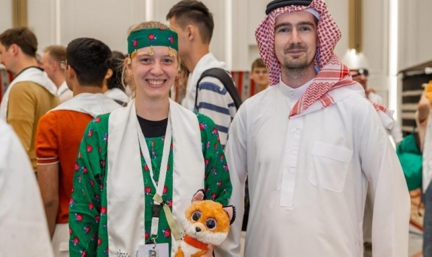 مستمتعين بموروث المملكة.. "موهبة" تحتفي بطلبة 90 دولة بأولمبياد الكيمياء