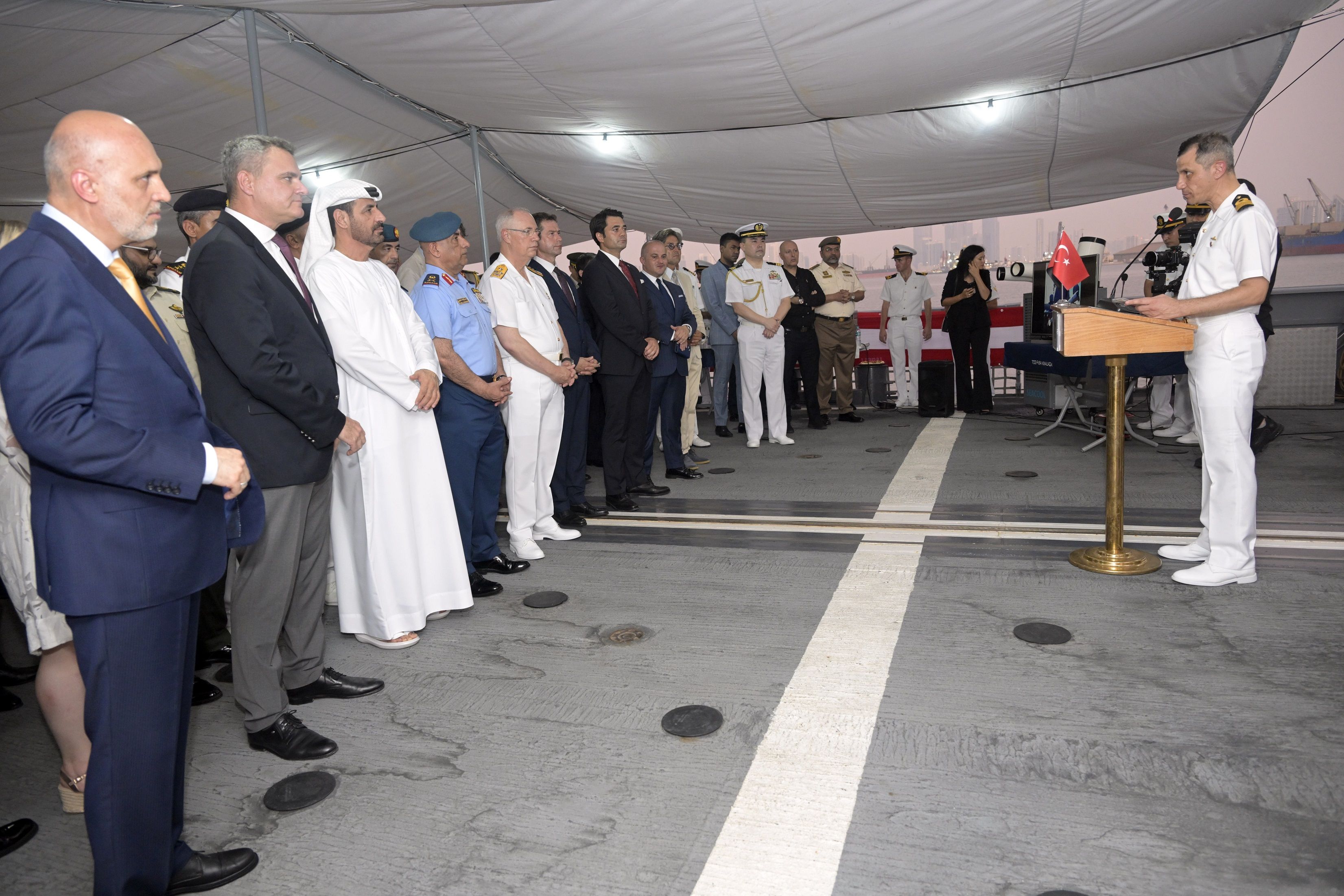 الامارات | مساعد وزير الخارجية للشؤون الأمنية والعسكرية يحضر حفل استقبال السفينة الحربية التركية "تي سي جي كينالي ادا"