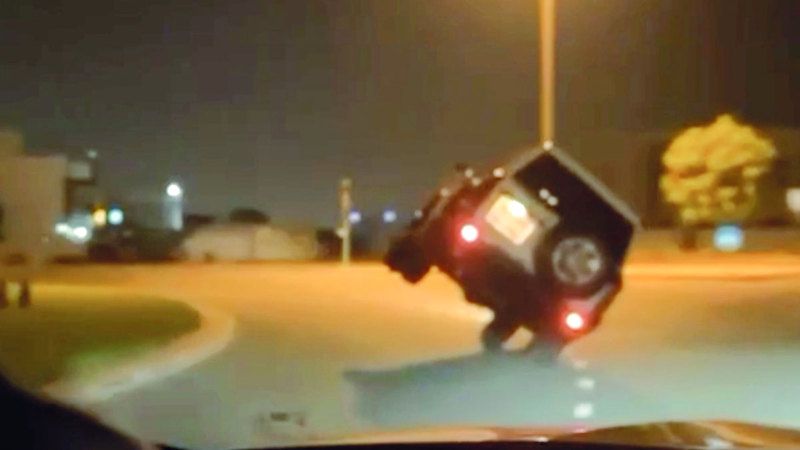 الامارات | ضبط سائق يستعرض بمركبة على إطارين