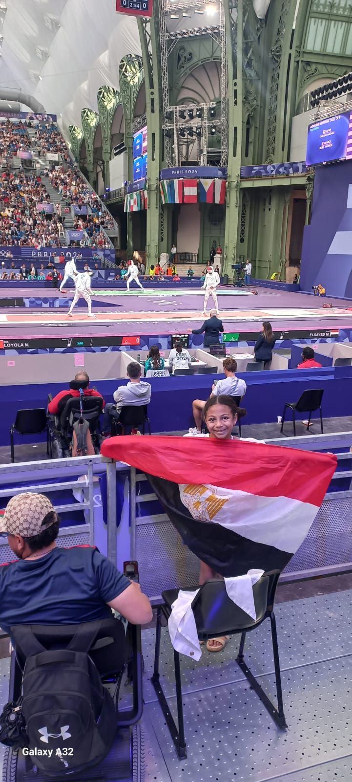 طفلة مصرية تشجع محمد السيد فى منافسات السلاح بأولمبياد باريس