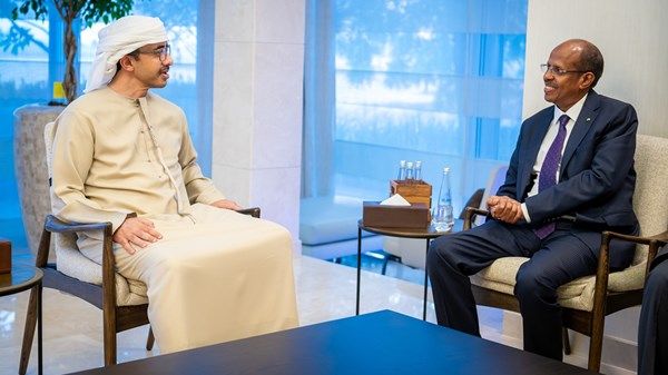 عبدالله بن زايد ووزير خارجية جيبوتي يبحثان العلاقات الثنائية